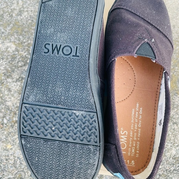 Toms Youth Canvas shoes size 1.5🎉HP🎊 - Picture 5 of 5